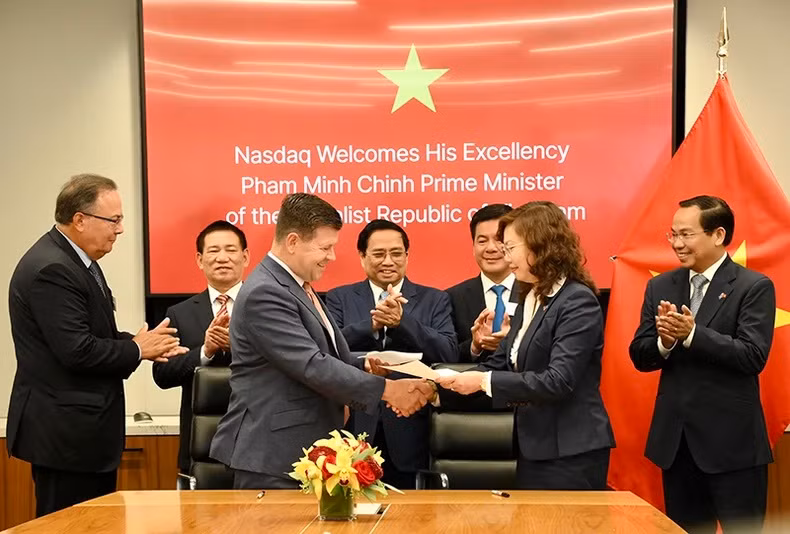 NASDAQ и Государственная комиссия по ценным бумагам Вьетнама подписывают письмо о намерениях продолжать развивать отношения. Фото: Тхань Жанг
