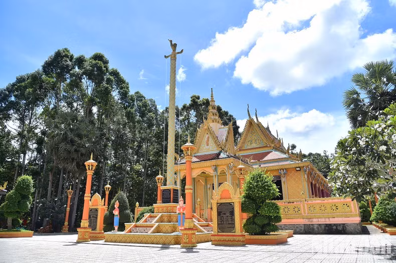 Гармоничное сочетание архитектурного и скульптурного искусства делает кхмерские пагоды как величественными, торжественными, великолепными, так и тихими, мирными, расположенными в пространстве, затененном вековыми деревьями.