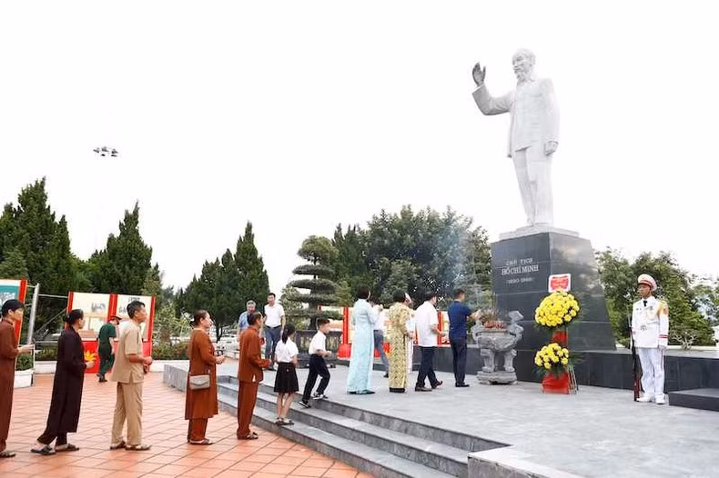 Жители и туристы зажигают благовония у памятника Дяде Хо на острове Кото.