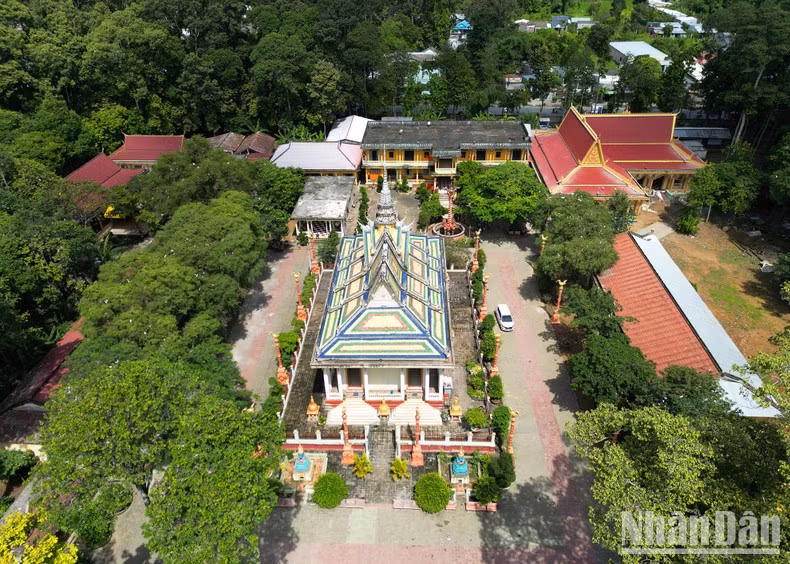 Среди знаменитых достопримечательностей и памятников в Чавине пагода Ханг является одним из мест, которые стоит посетить.