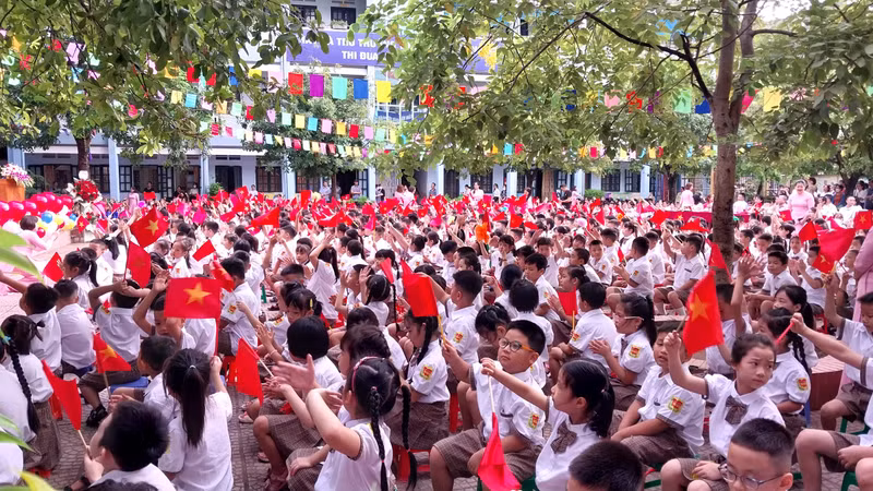 Ученики начальной школы Донгнгак Б в Ханое на церемонии открытия нового учебного года.