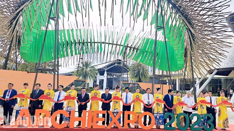 Делегаты разрезают ленту в знак открытия выставки. Фото: Куок Чинь