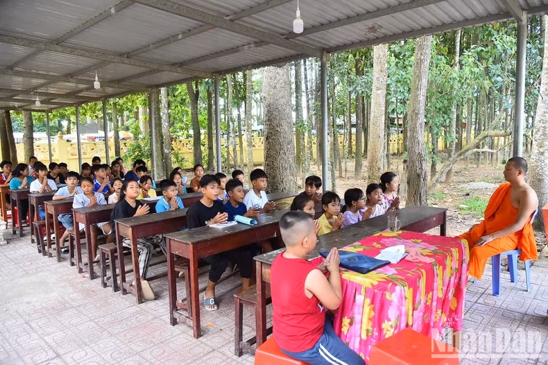 Преподавание кхмерской письменности в пагодах буддизма Тхеравады стало традицией в провинции Чавинь. Во всех 143 пагодах открыты курсы кхмерского языка.