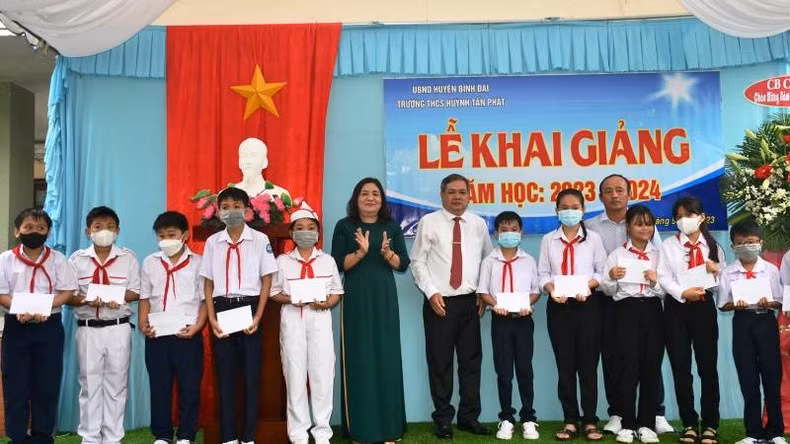 Вручение стипендий бедным учащимся-отличникам в неполной средней школе им. Хюинь Тан Фат (уезд Биньдай, провинция Бенче).