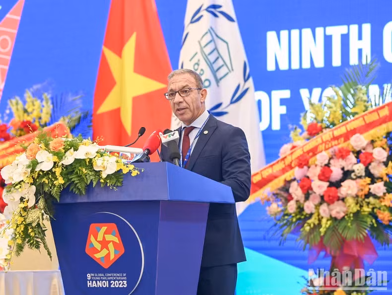 Президент МПС Дуарте Пачеко выступает с речью.