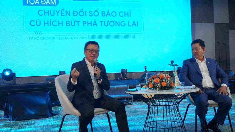 Главный редактор газеты «Нянзан» Ле Куок Минь выступает с речью. Фото: Нгуен Ань