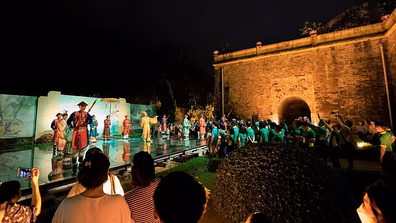 Художественное выступление перед туристами. Фото: hoangthanhthanglong.com