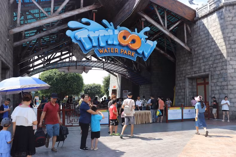 Аквапарк в развлекательном комплексе Sun World Халонг привлекает многочисленных туристов.