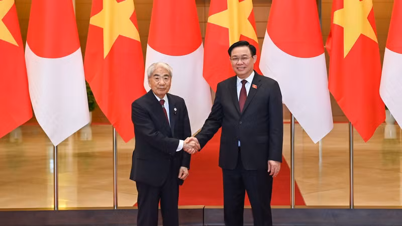 Председатель НС Выонг Динь Хюэ и Председатель Палаты советников Японии Оцудзи Хидэхиса.