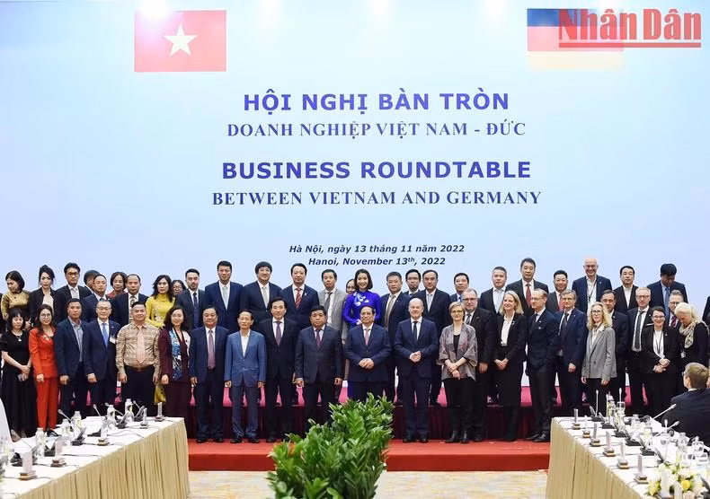 Руководители двух стран фотографируются с представителями предприятий Вьетнама и Германии. Фото: Чан Хай