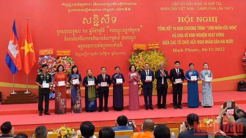 Представитель Общества вьетнамско-камбоджийской дружбы вручает памятные медали частным лицам.