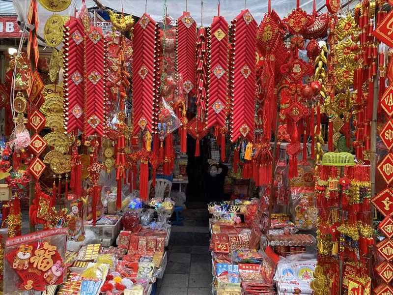 Улица Хангма является оживленным местом для покупки и продажи. Фото: laodong.vn Улица Хангма является оживленным местом для покупки и продажи. Фото: laodong.vn