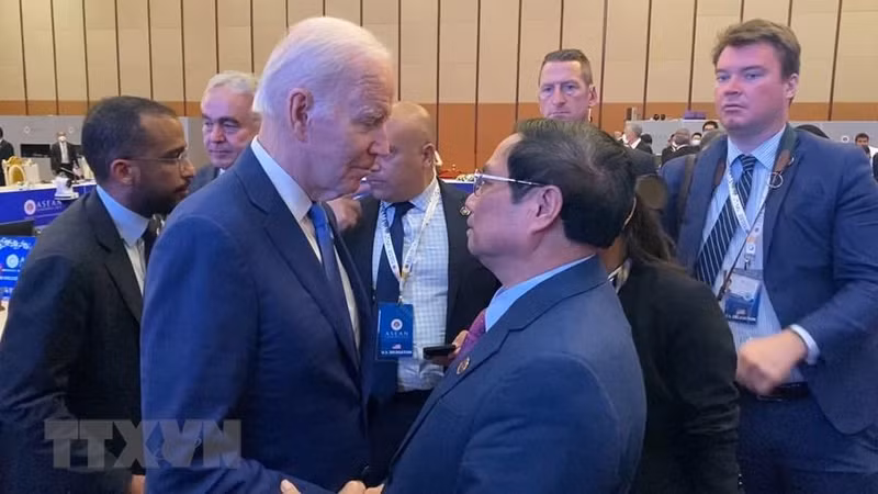 Премьер-министр Вьетнама Фам Минь Тьинь и Президент США Джо Байден. Фото: ВИА