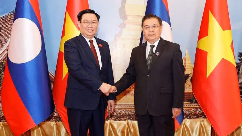 Председатель НС Вьетнама Выонг Динь Хюэ (слева) и Председатель НА Лаоса Сайсомфон Фомвихан. Фото: ВИА