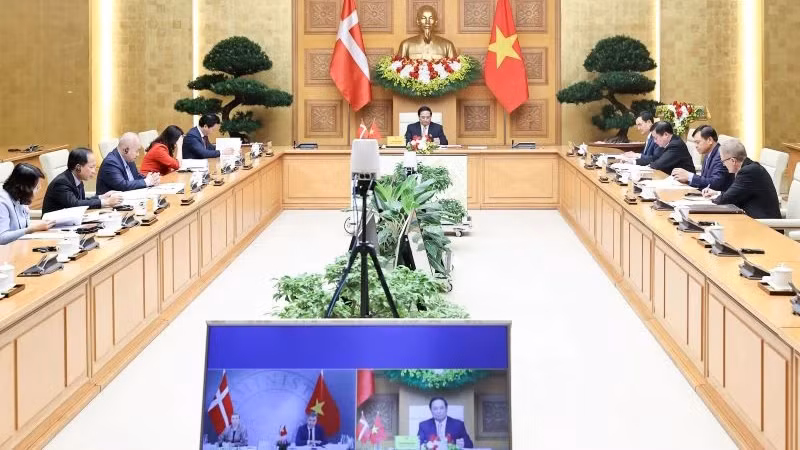 Вечером 1 ноября Премьер-министр Фам Минь Тьинь провел онлайн-переговоры с Премьер-министром Дании Метте Фредериксен, на которых Вьетнам и Дания объявили об установлении зеленого стратегического партнерства. 