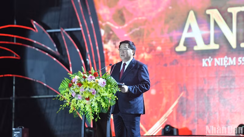 Директор Государственной политической академии имени Хо Ши Мина Нгуен Суан Тханг выступает на программе.