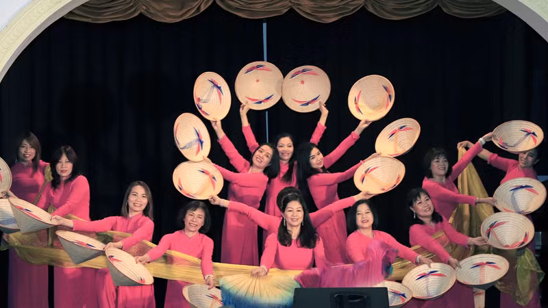 Танец с конусообразными шляпами Вьетнама на вечере. Фото: baoquocte.vn