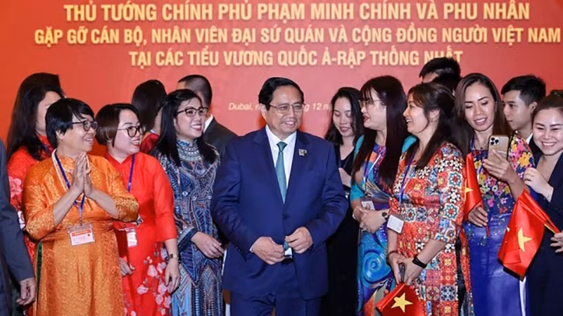 Премьер-министр Фам Минь Тьинь и представители вьетнамской диаспоры в ОАЭ. Фото: ВИА