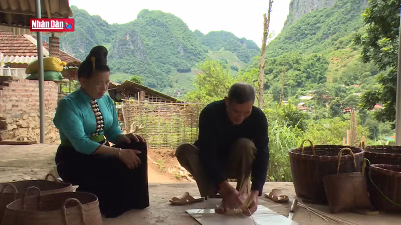 Здешние тхайцы сохраняют умение плетения изделий из бамбука.