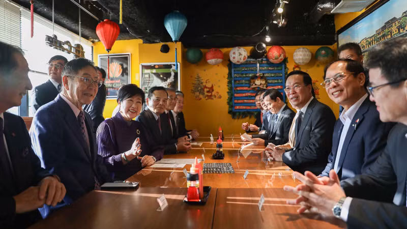 Президент Во Ван Тхыонг и Губернатор Токио Коикэ Юрико в ресторане баньми «Bánh mì Xin chào», созданном вьетнамскими выспусниками. Фото: baoquocte.vn