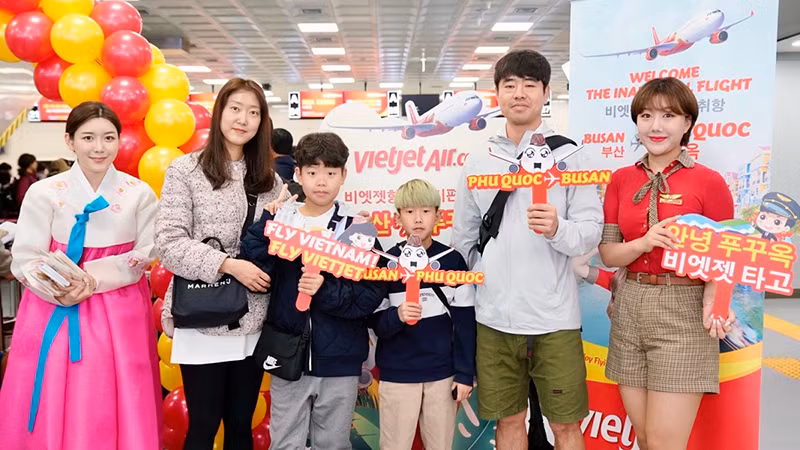 Первые пассажиры на рейсе Фукуок – Пусан. Фото: ВИА