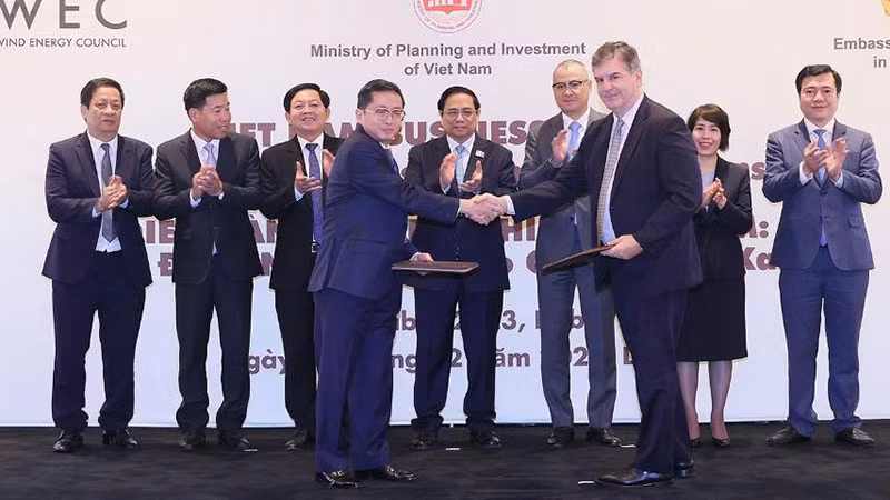 Церемония обмена документами о сотрудничестве между вьетнамскими предприятиями и партнерами.