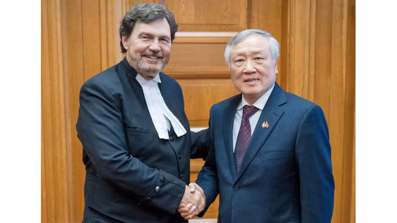 Председатель Верховного народного суда Нгуен Хоа Бинь (справа) и Председатель Верховного суда Канады Ричард Вагнер. Фото: Vietnam+