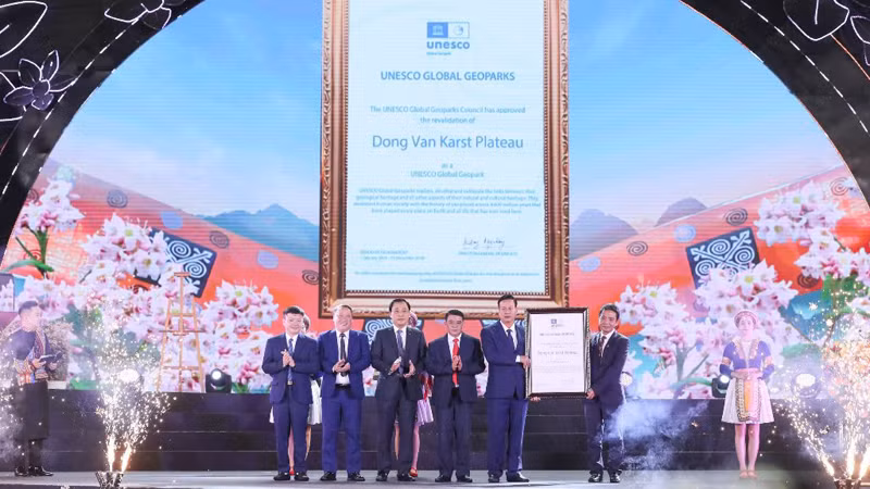 Церемония вручения сертификата. Фото: dangcongsan.vn