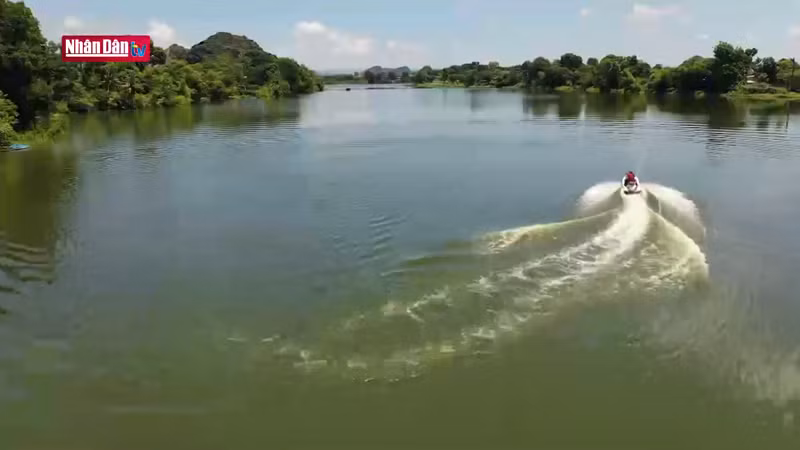 Туристы имеют возможность покататься на водном скутере при посещении деревни Йенчунг.