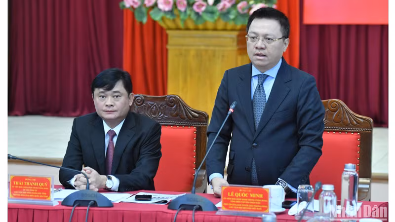 Товарищ Ле Куок Минь выступает на мероприятии.