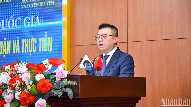 Товарищ Ле Куок Минь выступает на семинаре.