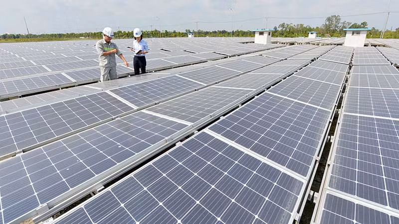 Проверка солнечных батарей на заводе по производству чистой воды Aquaone провинции Хаужанг. Фото: Чан Туан