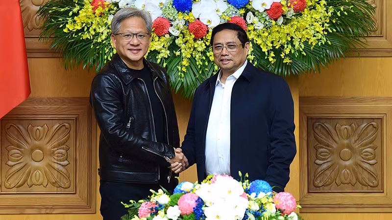 Премьер-министр Фам Минь Тьинь (справа) и Председатель NVIDIA Дженсен Хуанг.