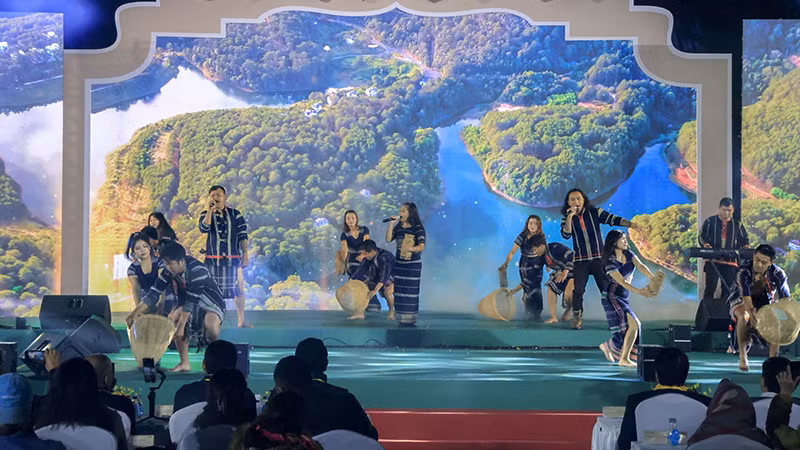 Художественный номер на программе. Фото: baolamdong.vn