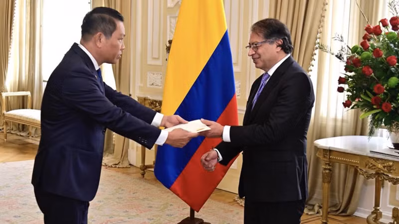 Посол Ву Чунг Ми вручает верительные грамоты Президенту Колумбии Густаво Петро Уррего.