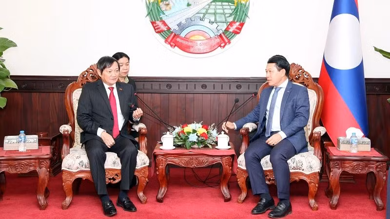 Вице-премьер, Министр иностранных дел Лаоса Салымсай Коммасит (справа) и Посол Вьетнама Нгуен Ба Хунг. Фото: ВИА 