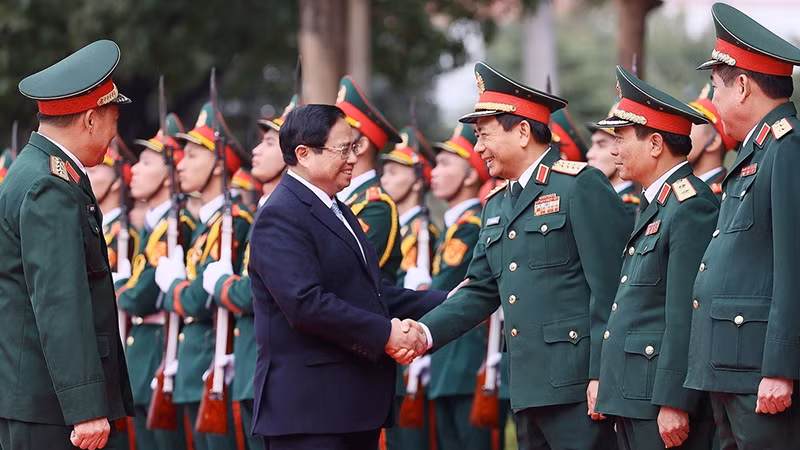 Премьер-министр Фам Минь Тьинь и руководители Министерства обороны, Академии национальной обороны. Фото: ВИА 