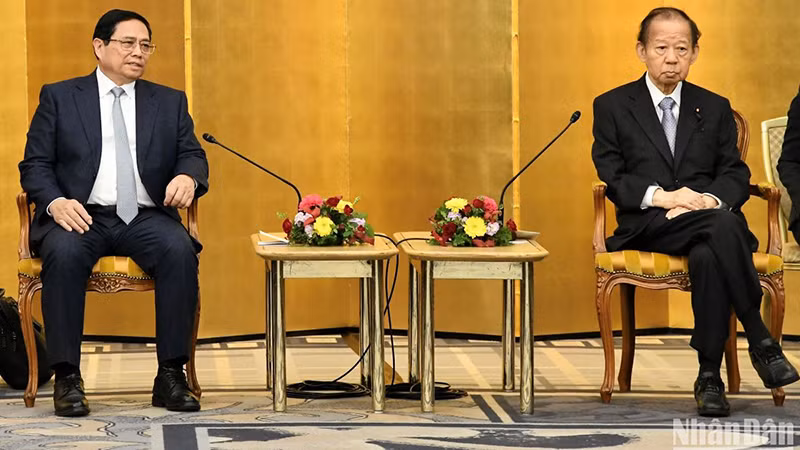 Премьер-министр Фам Минь Тьинь (слева) и Председатель Альянса парламентариев японско-вьетнамской дружбы Никай Тосихиро.