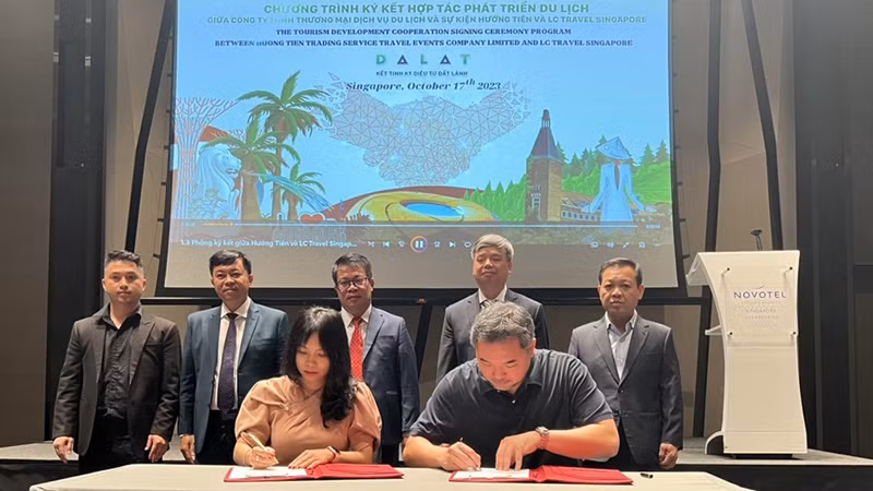 Общий вид церемонии подписания документов о сотрудничестве. Фото: baolamdong.vn