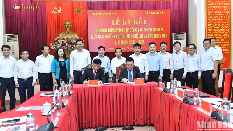 На церемонии подписания документа о сотрудничестве между газетой «Нянзан» и Постоянным бюро Парткома провинции Нгеан. 