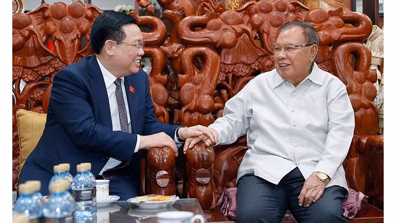Председатель НС Выонг Динь Хюэ и бывший Генеральный секретарь ЦК НРПЛ, бывший Президент Лаоса Буннянг Ворачит. Фото: ВИА