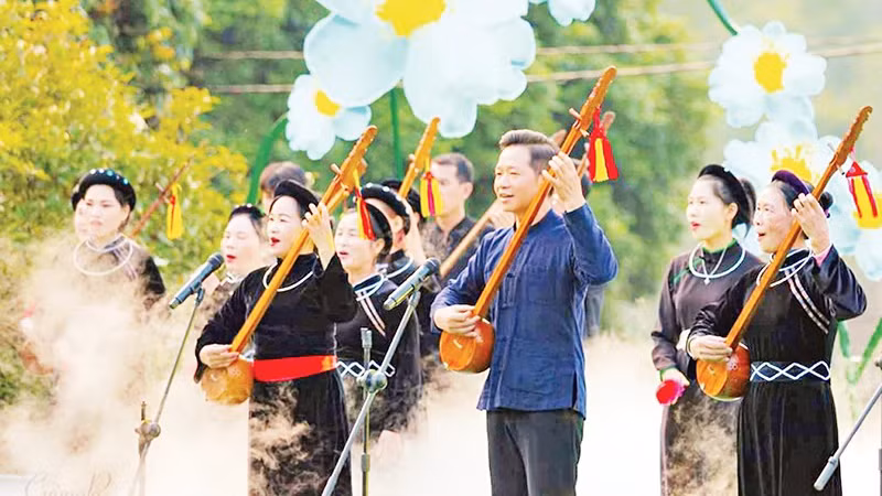 Исполнение пения «тхен» на Фестивале камелии сасанквы, организованном в уезде Биньлиеу.