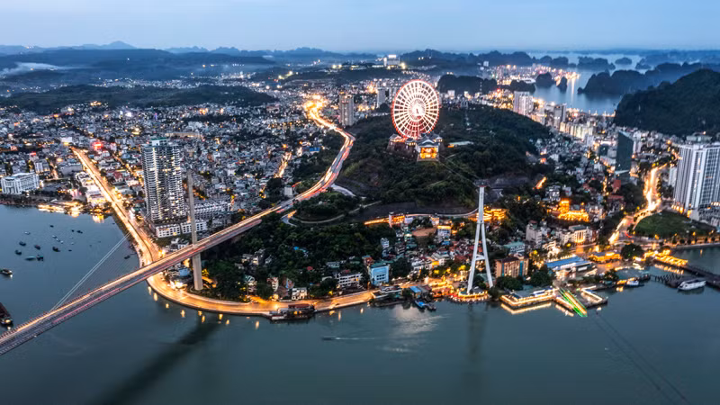 Вид на часть г. Халонга (провинция Куангнинь) ночью Вид на часть г. Халонга (провинция Куангнинь) ночью