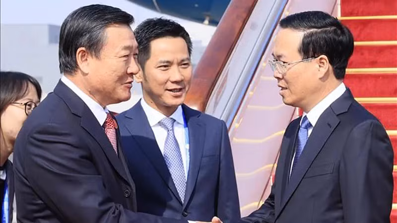 Президента Во Ван Тхыонга в аэропорту встречает Министр жилья, городского и сельского строительства Ни Хун. Фото: ВИА