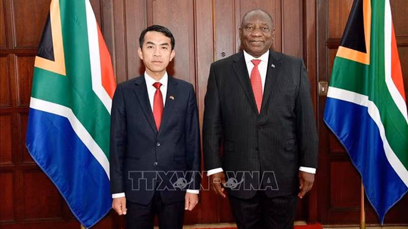 Посол Хоанг Ши Кыонг (слева) и Президент ЮАР Сирил Рамафоса. Фото: ВИА