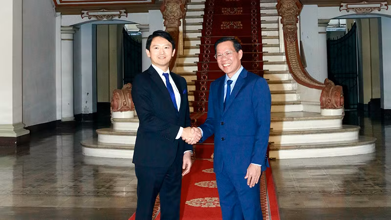 Председатель Народного комитета города Хошимина Фан Ван Май (справа) и Губернатор префектуры Хиого Японии Сайто Мотохико. Фото: ВИА