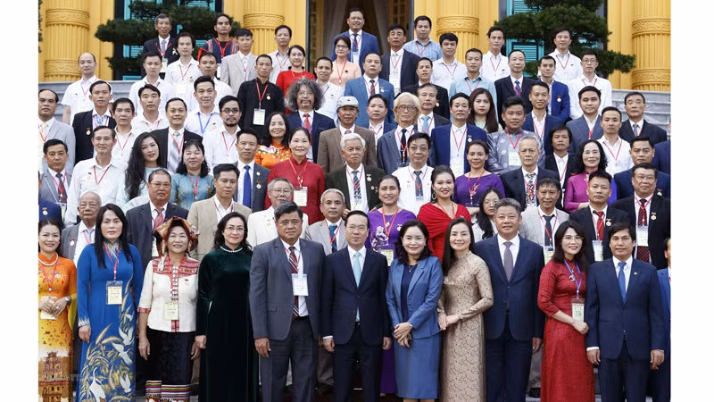 Президент Во Ван Тхыонг и делегаты на встрече. Фото: ВИА