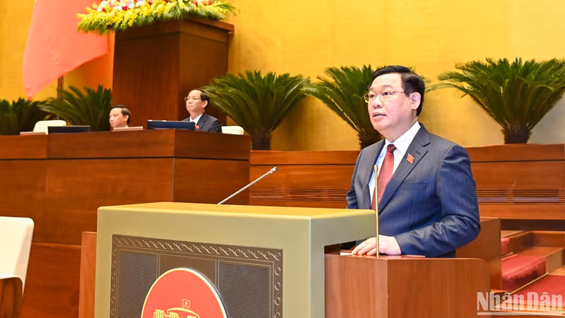 Председатель НС Выонг Динь Хюэ выступает на открытии 6-й сессии НС XV созыва. Фото: Зюи Линь