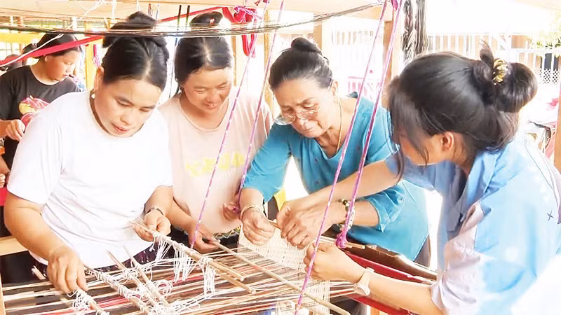 Опытных ремесленников приглашают на мастер-класс по обучению производству парчи.