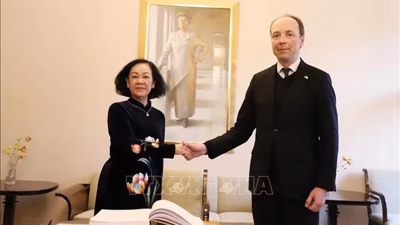 Постоянный член Секретариата Чыонг Тхи Май (слева) и Спикер Парламента Финляндии Юсси Халла-ахо. Фото: ВИА